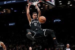 攻防轻松！小迈克尔·波特精准切球反击 一条龙顶开直接双手扣篮